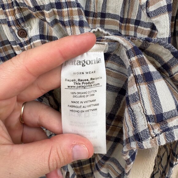 Patagonia Long Sleeved Steersman Shirt Men's Large Tan Navy Lightweight Outdoor - Picture 3 of 8